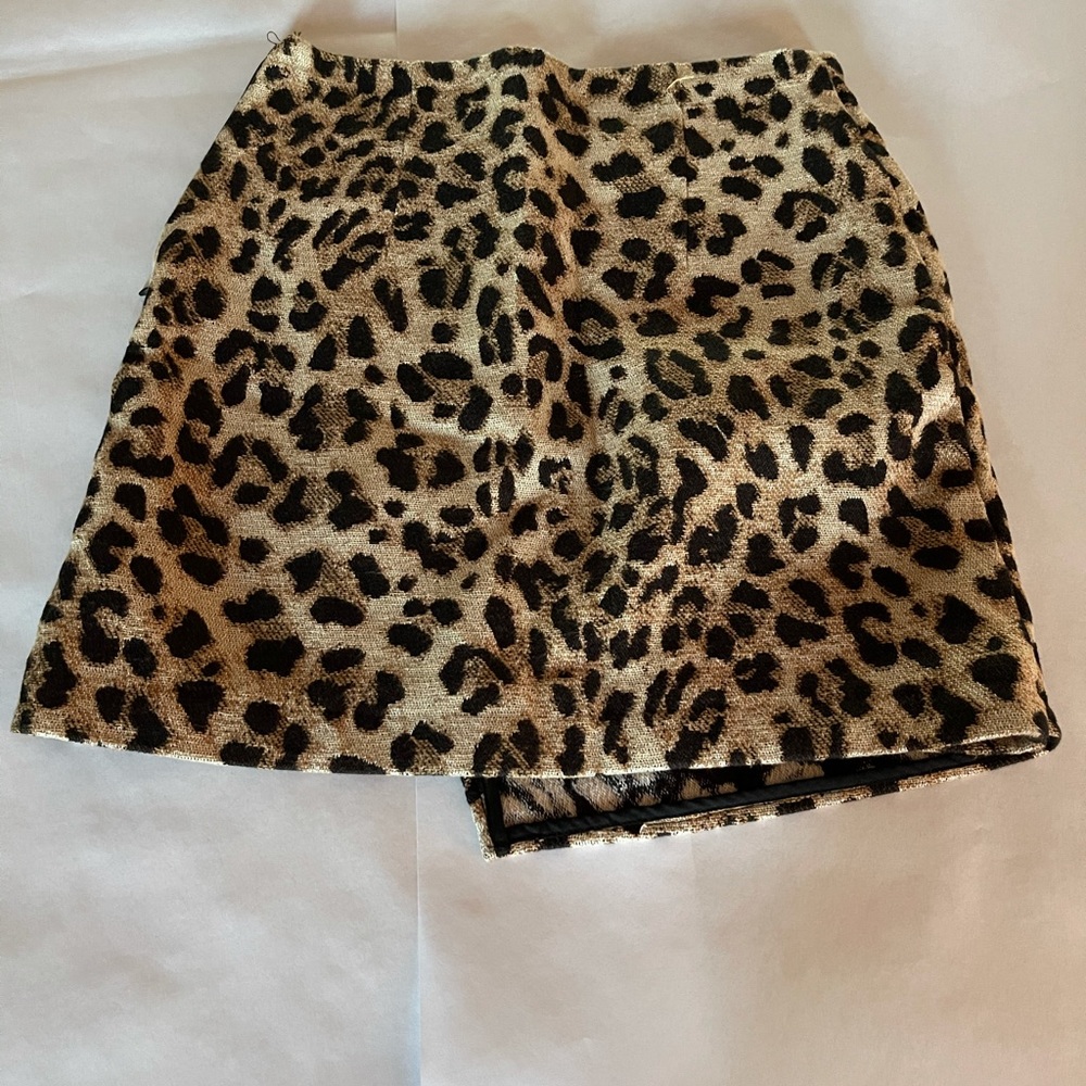 H&M leopard print skirt with zippers
